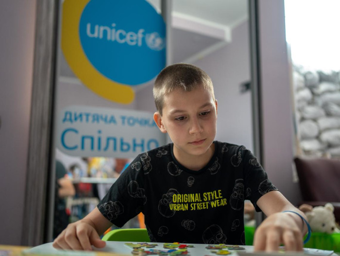 Un niño en un espacio de protección de la infancia en Ucrania