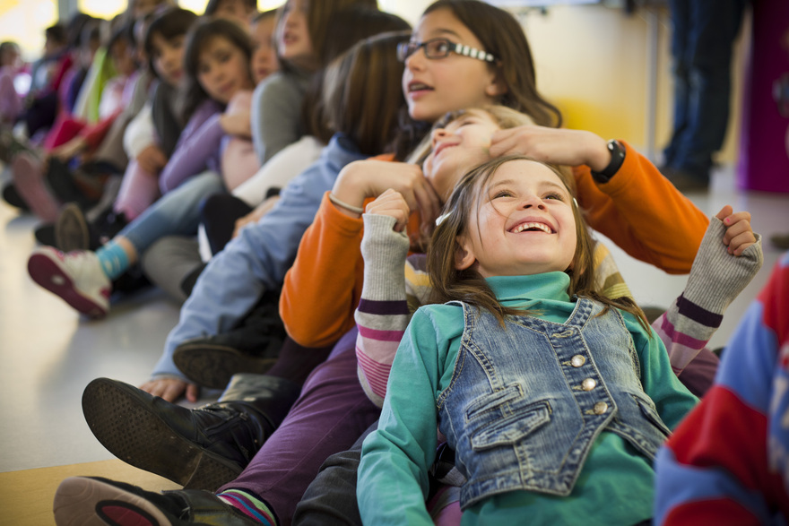 Grupo de niños y niñas españoles practicando actividades lúdicas