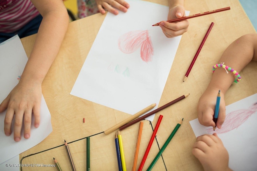 Un grupo de niños realizando una actividad de dibujo