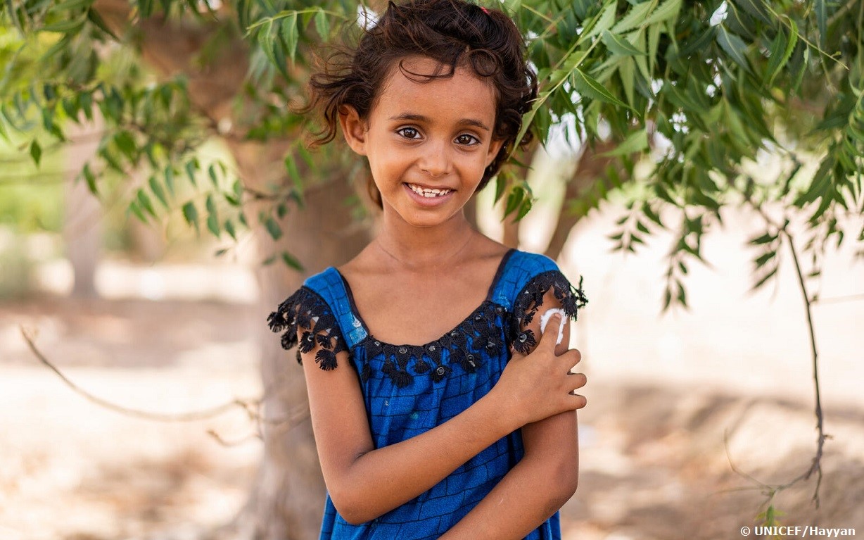 Una niña recién vacunada en Yemen