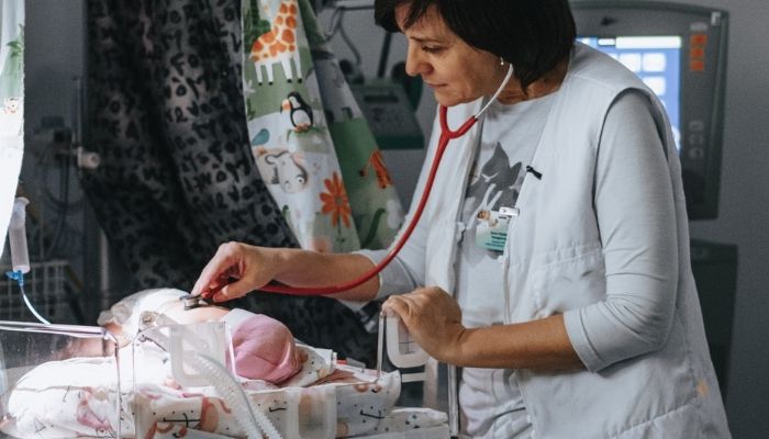 La doctora Iryna Kondratova, desde un sótano convertido en maternidad en Kharkiv.