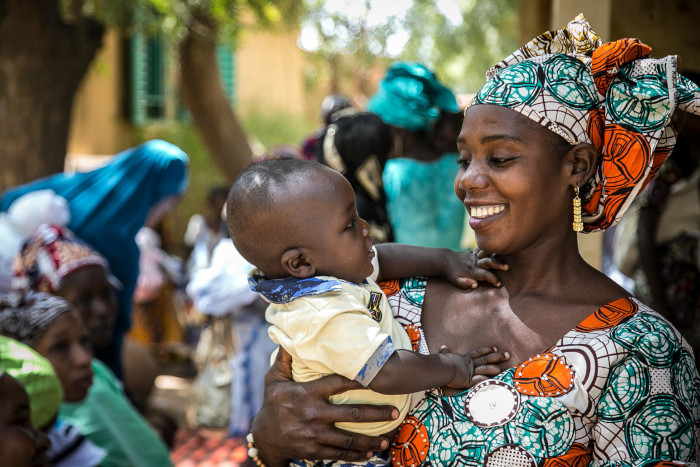 Un bebé de seis meses recibe su vacuna en Mali.
