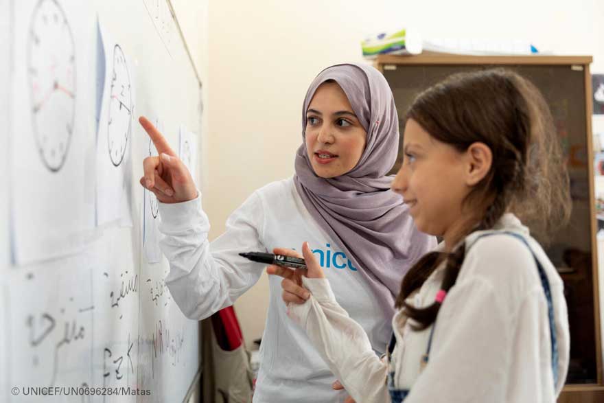 Muzoon Almellehan participa en una clase de aprendizaje acelerado de matemáticas en Jordania