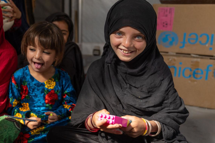 Naghma juega en uno de los espacios amigos de UNICEF.