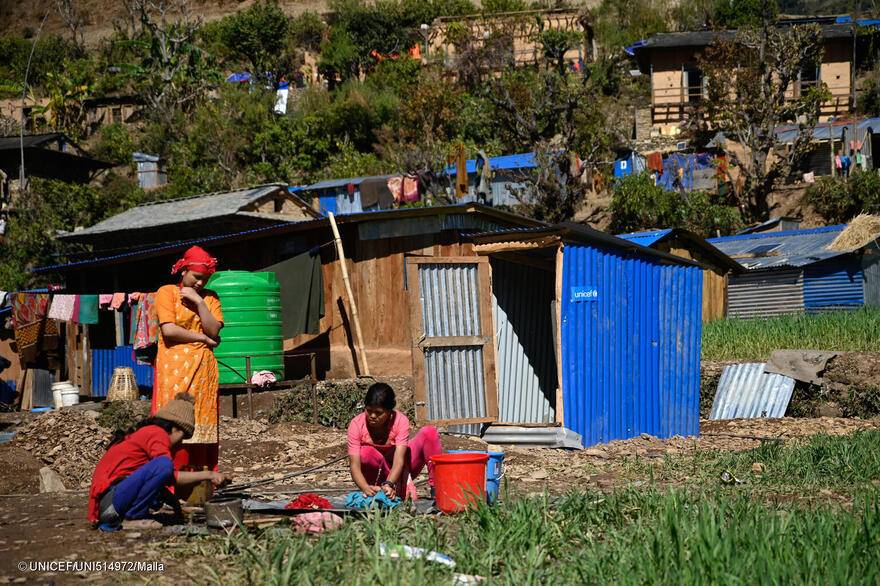 Una familia lava su ropa fuera de su hogar