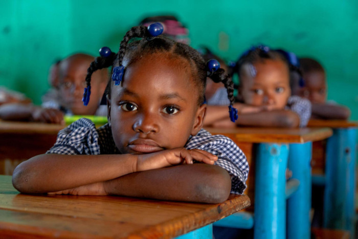 Una niña en la escuela en Haití.