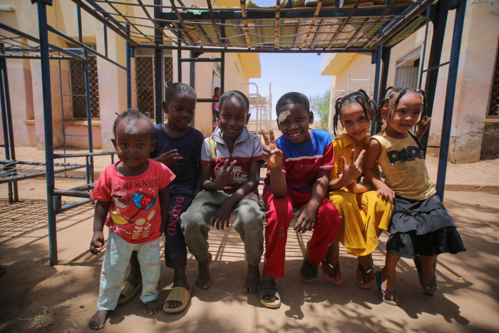 Niños y niñas en Sudán.