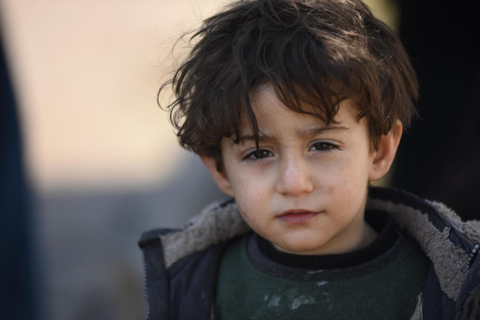 Un niño en Turquía después de los terremotos.