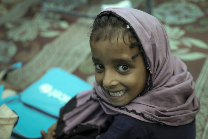 En una escuela temporal apoyada por UNICEF, Bena, de 6 años, vuelve a clase.
