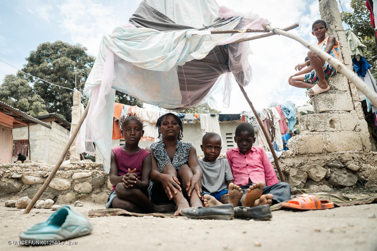 Una familia desplazada de su hogar debido a la violencia en Haití