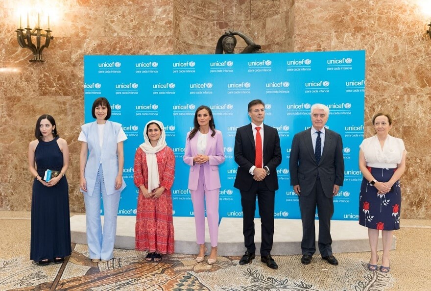 De izquierda a derecha: la periodista Alexia Jerez, la ministra de Ciencia e Innovación, Diana Morant; la activista afgana Shabana Basij - Rasikh, SM la Reina Letizia, Ángel Aroca Peinado, jefe de Servicio de Cirugía Cardiaca Infantil y Cardiopatías Congénitas del Hospital La Paz de Madrid, el presidente de UNIC EF, Gustavo Suárez Pertierra; y Eloísa del Pino, presidenta del CSIC
