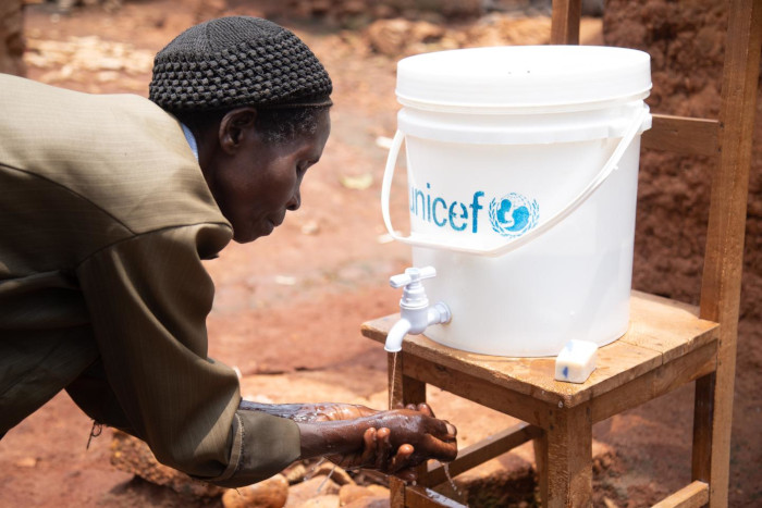 Lavado de manos para prevenir el cólera en Burundi