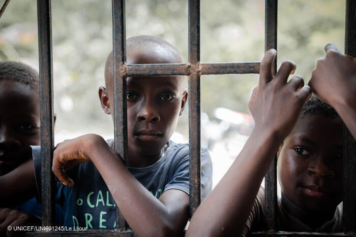 Un grupo de niños haitianos en un centro para desplazados internos víctimas de la violencia que asola el país