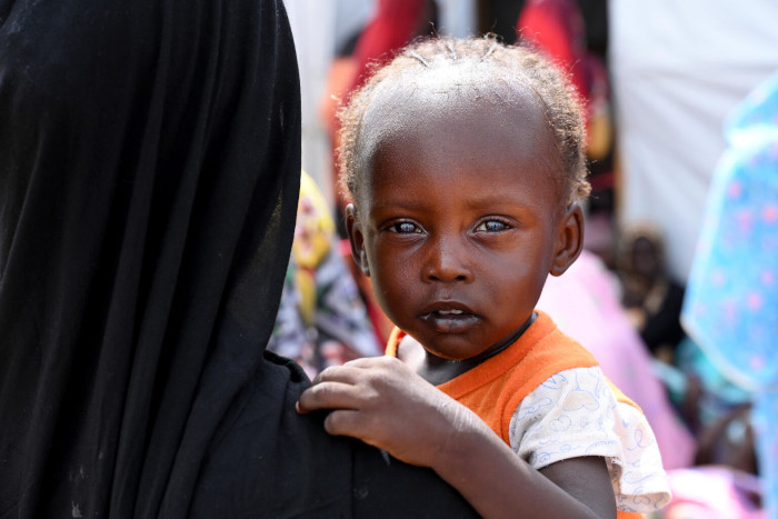 Familias con niños refugiados en Chad.