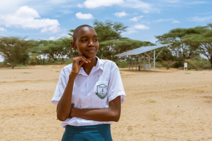 Sharlyne, de 14 años, en su escuela en Kenia.