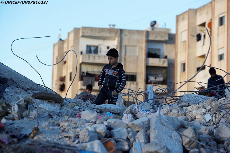 Un niño entre los escombros del terremoto en una de las zonas afectadas