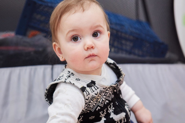 Una niña desplazada en Ucrania recibe ropa de abrigo de UNICEF.