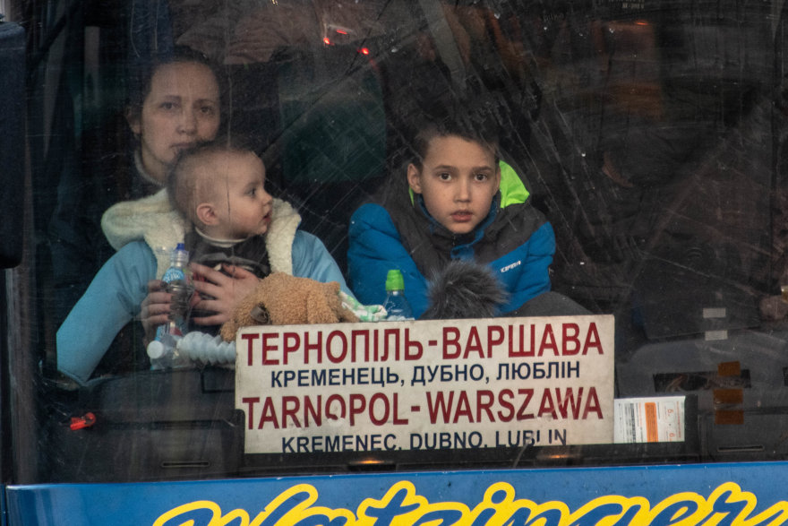Una madre con sus niños llega a Polonia desde Ucrania.