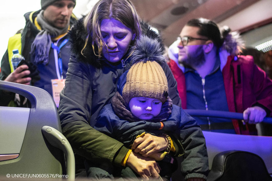 Niños y familias llegan a Polonia huyendo de la escalada del conflicto