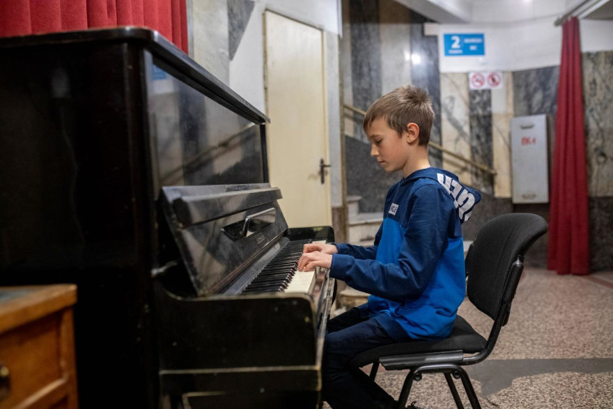Maksym toca el piano desde el teatro donde se refugia en Ucrania.