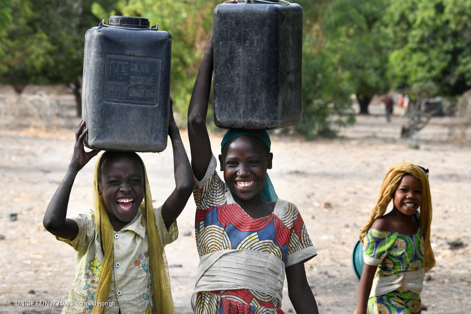 Unas niñas vuelven a casa después de recoger agua en un pozo de Mongo, en el centro de Chad.