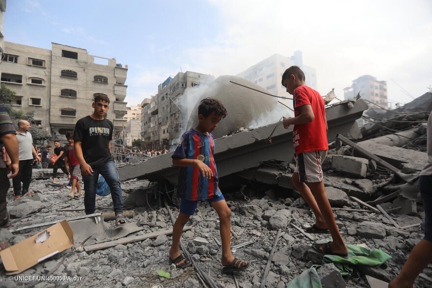 Niños palestinos caminan entre las ruinas provocadas por el conflicto en Palestina