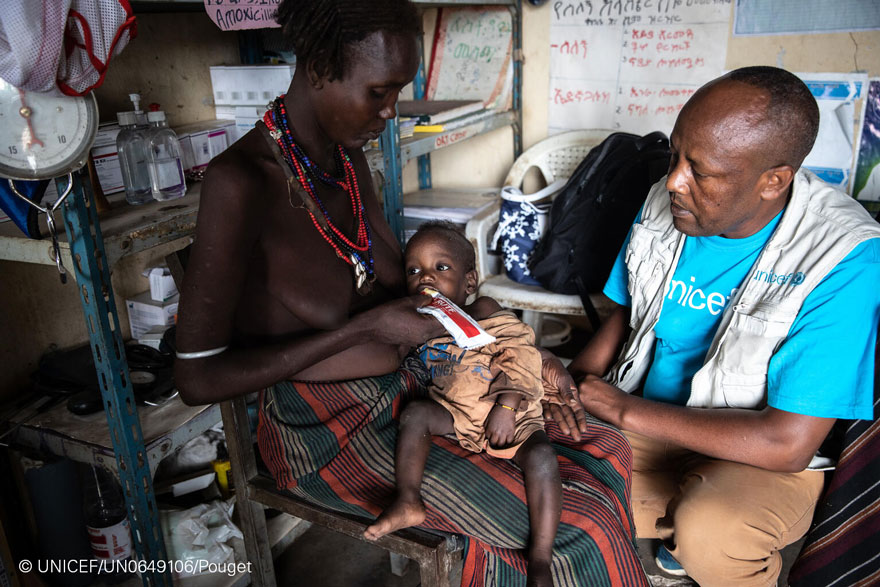 Un especialista en Nutrición de UNICEF entrega alimentos terapéuticos listos para usar (RTUF, por sus siglas en inglés) a una niña desnutrida en Etiopía