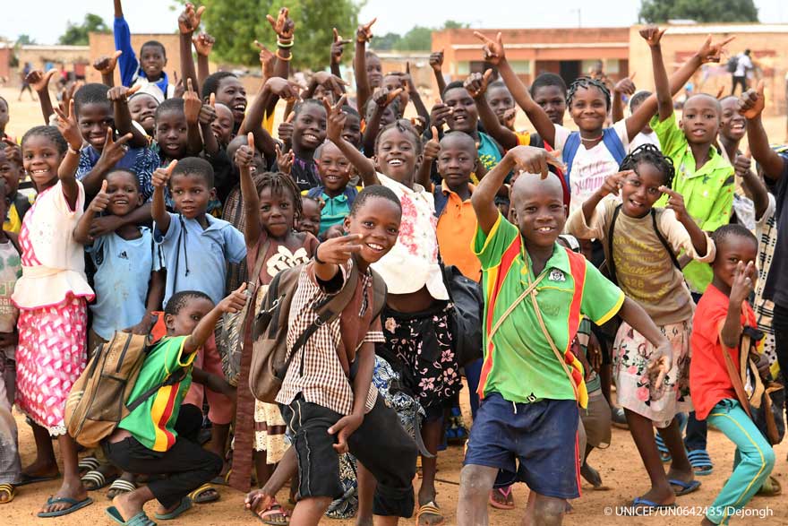 Un grupo de niños y niñas jugando en Burkina Faso