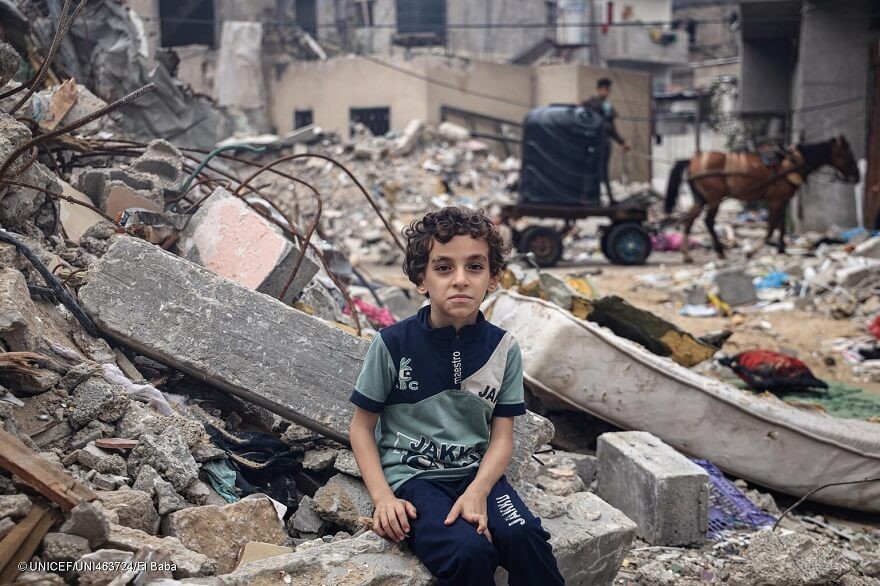 Un niño entre las ruinas de la guerra en Gaza