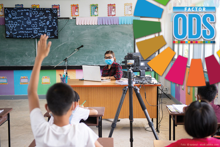 Un aula en la que un niño levanta la mano para participar