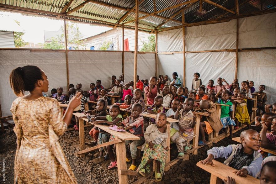 Un grupo de estudiantes asiste a clase en una escuela de RDC