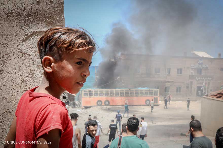 El 17 de mayo de 2021, un niño palestino frente al dañado puerto de Gaza
