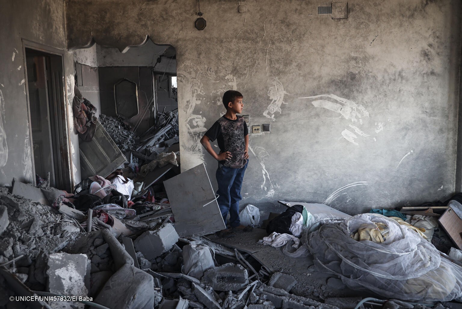 Un niño entre los destrozos causados por la guerra en Gaza