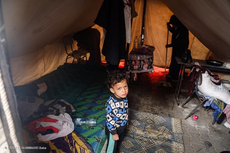 Uno de los miles de niños desplazados por la guerra en Gaza