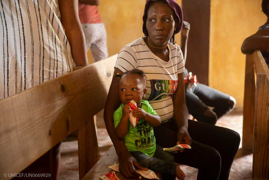 Una madre con su bebé en un centro de desnutrición de UNICEF en Haití