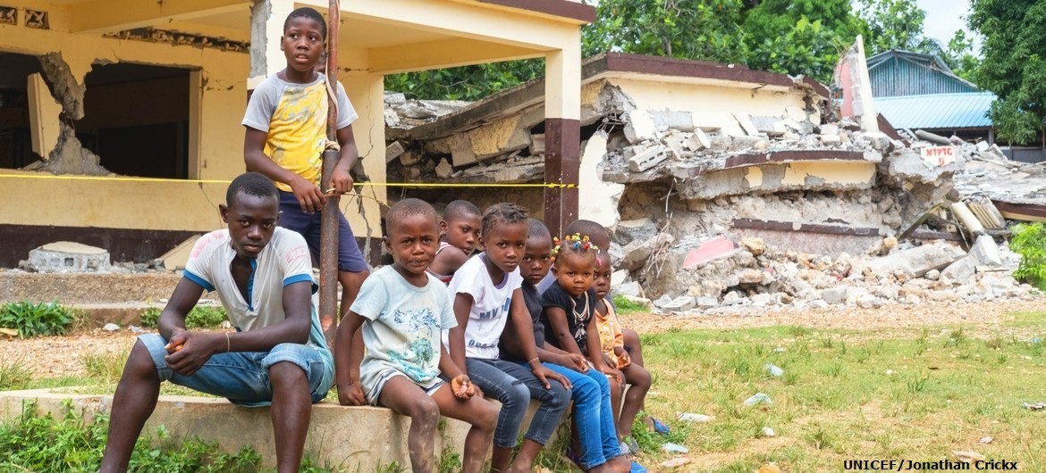 Un grupo de niños y niñas en Haití