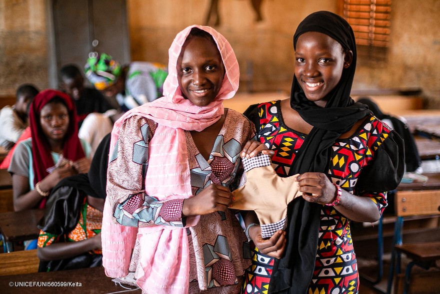 Fatoumata Diallo, de 17 años, y Mampi dabou, de 16 años, muestran una compresa hecha a mano. Mali.