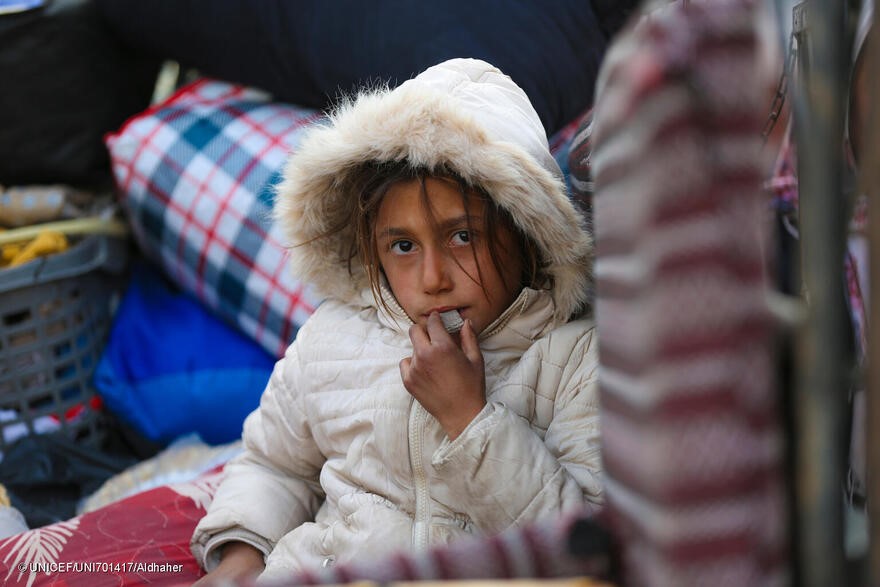 Una niña de una familia recién llegada a un centro de recepción en la ciudad de Ar-Raqqa, Siria, el 4 de diciembre de 2024, tras huir de la creciente violencia en Alepo.