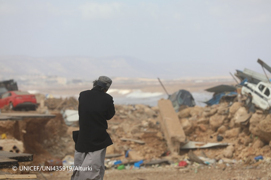 Un hombre contempla los destrozos ocasionados por las inundaciones en Libia