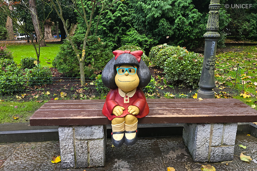 Estatua dedicada a Mafalda, en la ciudad de Oviedo, con las gafas azules de UNICEF