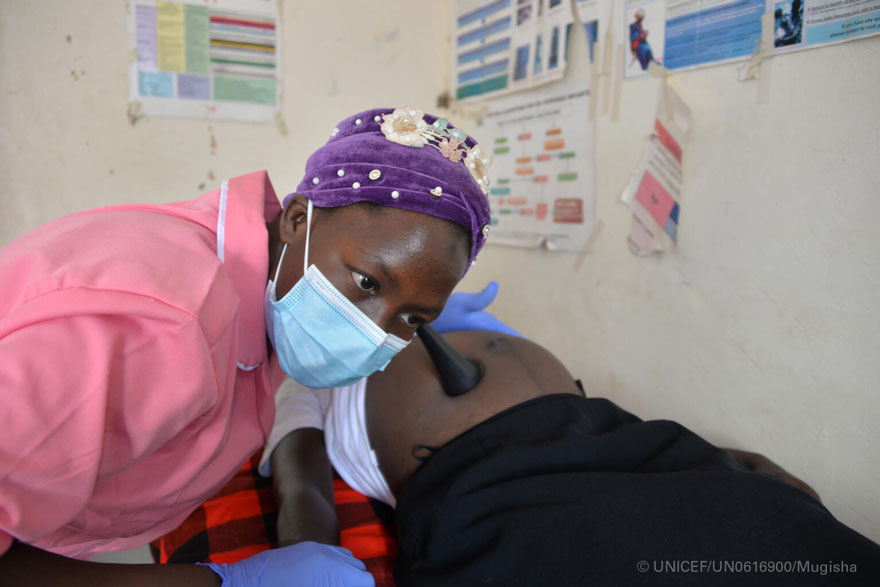 Una matrona examina a una mujer embarazada en Uganda