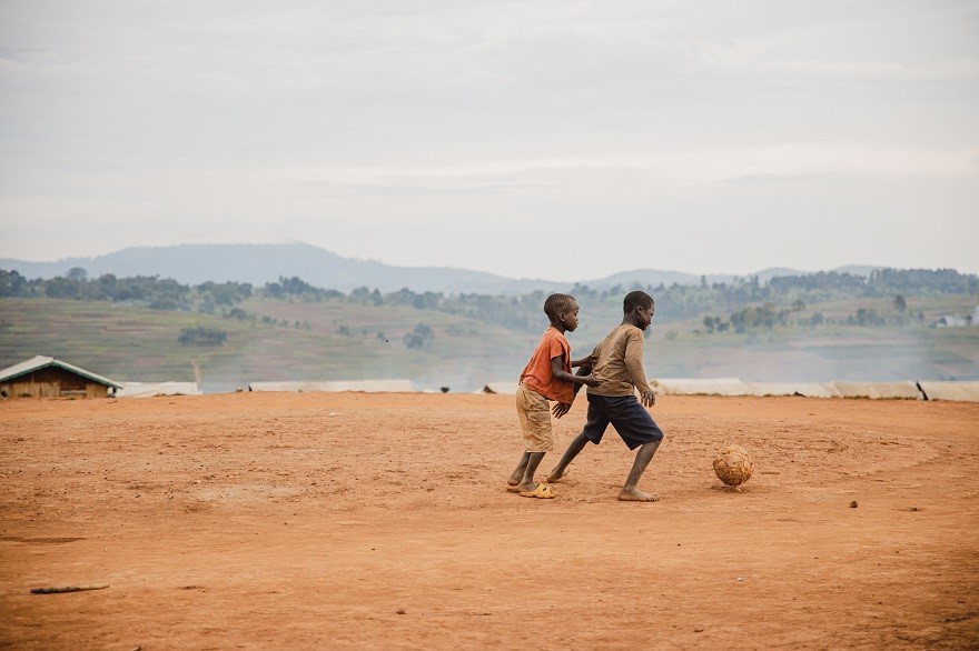 Dos niños juegan al fútbol en República Democrática del Congo