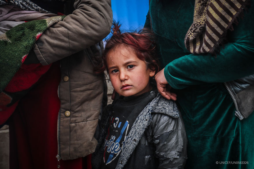 Niños y familias hacen cola frente a la clínica móvil de salud y nutrición de UNICEF