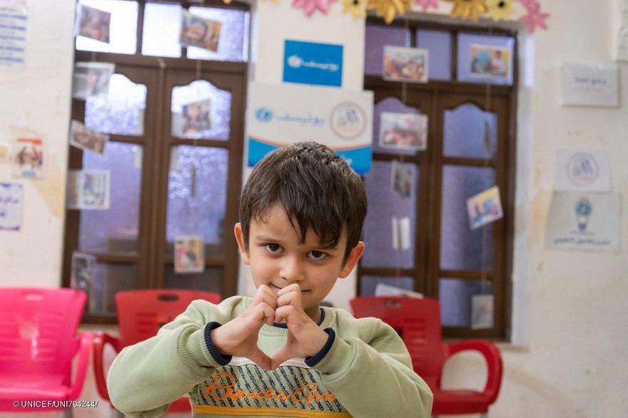 Diaa, de 4 años, participa en una sesión de apoyo psicosocial en un centro de protección infantil apoyado por UNICEF en la ciudad de Alepo, Siria, el 5 de diciembre de 2024