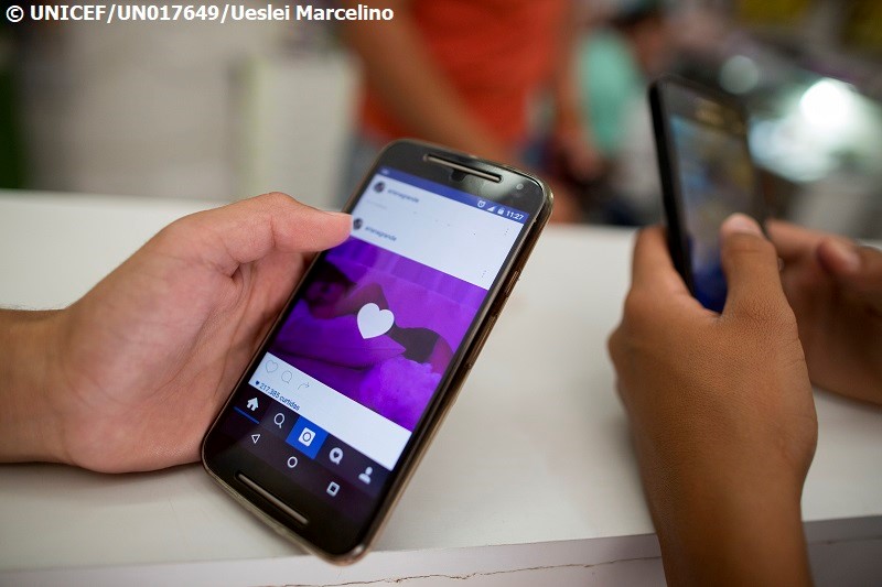 Niños usando teléfonos móviles