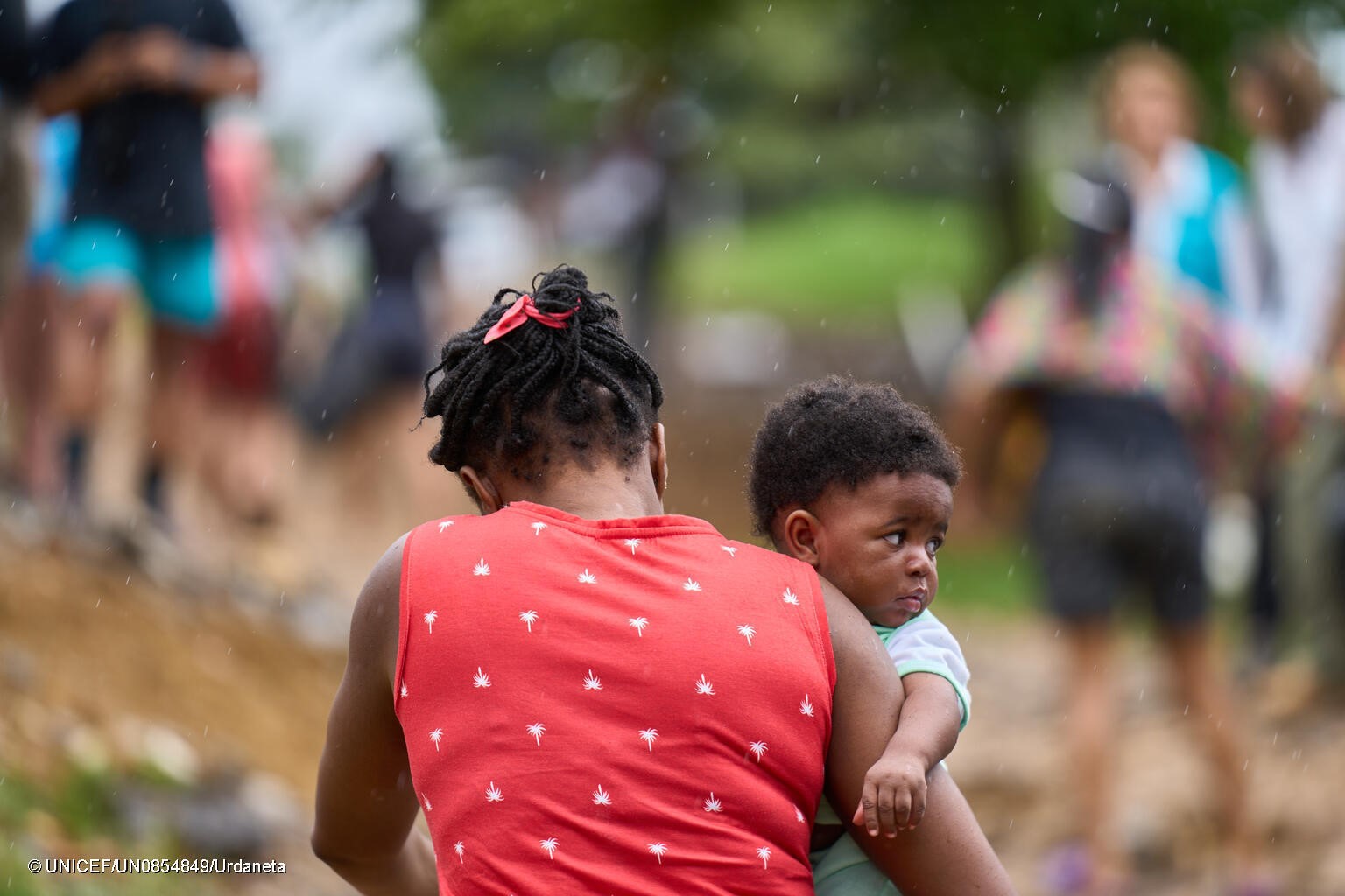 Una madre y su hijo haitianos tras cruzar la selva del Darien