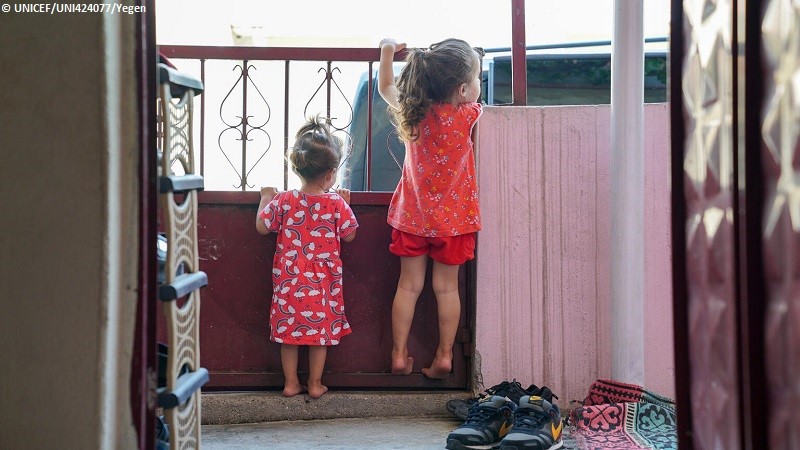 Dos niñas beneficiarias de los programas de transferencias en efectivo de UNICEF en Turquía