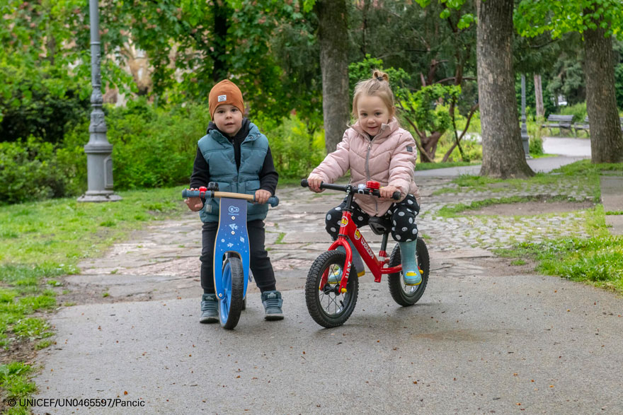 Un niño y una niña montando en bicicleta