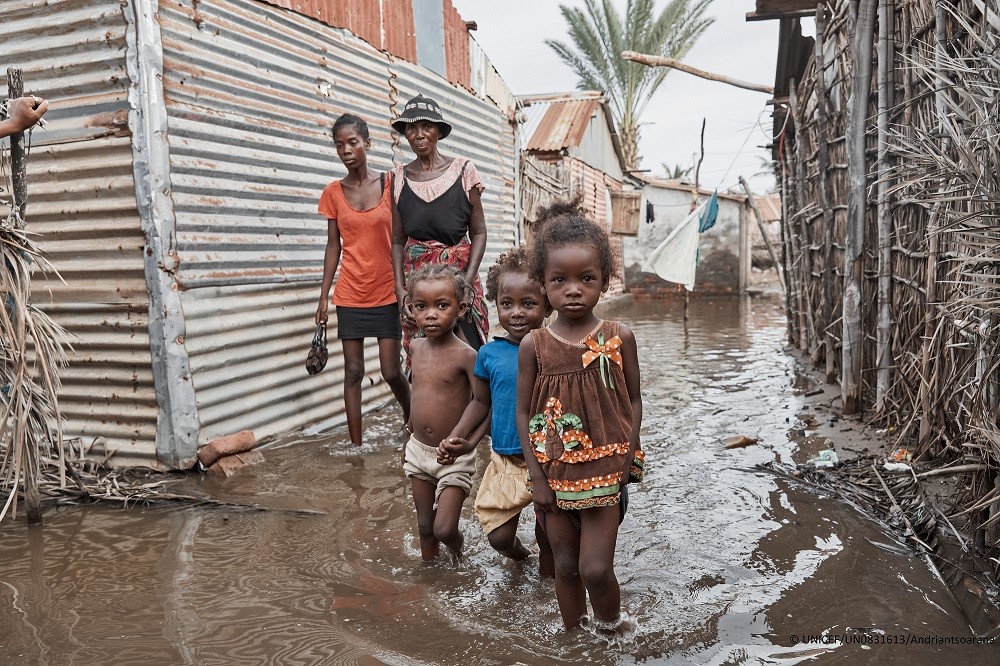 Niños víctimas de las inundaciones en su país a causa del cambio climático