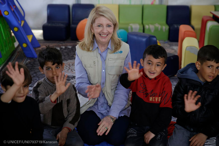 La directora ejecutiva de UNICEF, Catherine Russell, en su visita a Turquía.